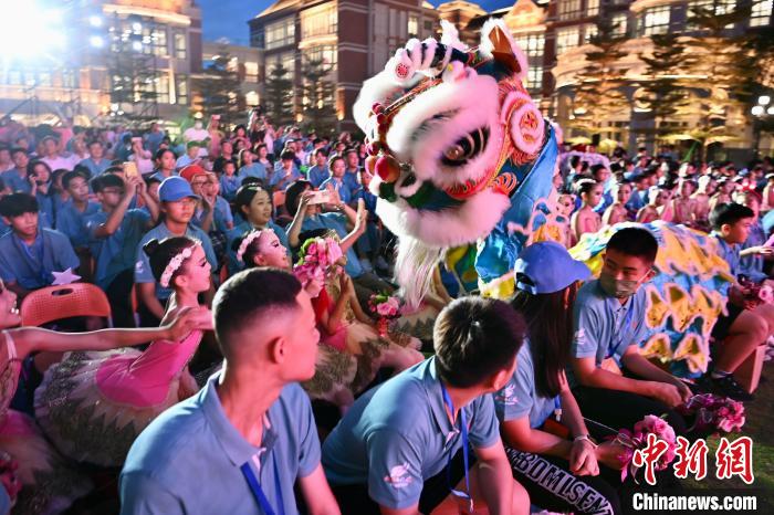 舞獅表演與現(xiàn)場觀眾互動。　王東明 攝