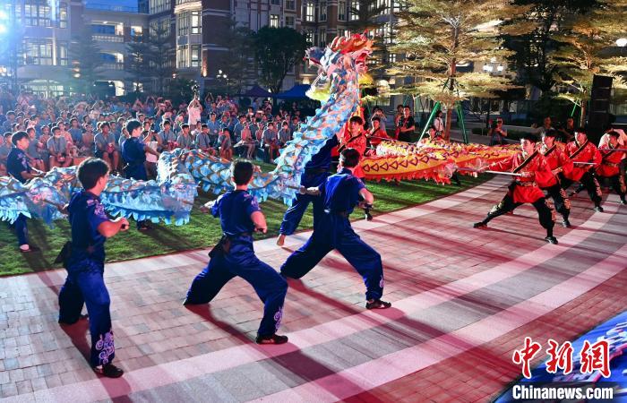 兩岸青少年同臺呈現(xiàn)龍獅表演?！⊥鯑|明 攝