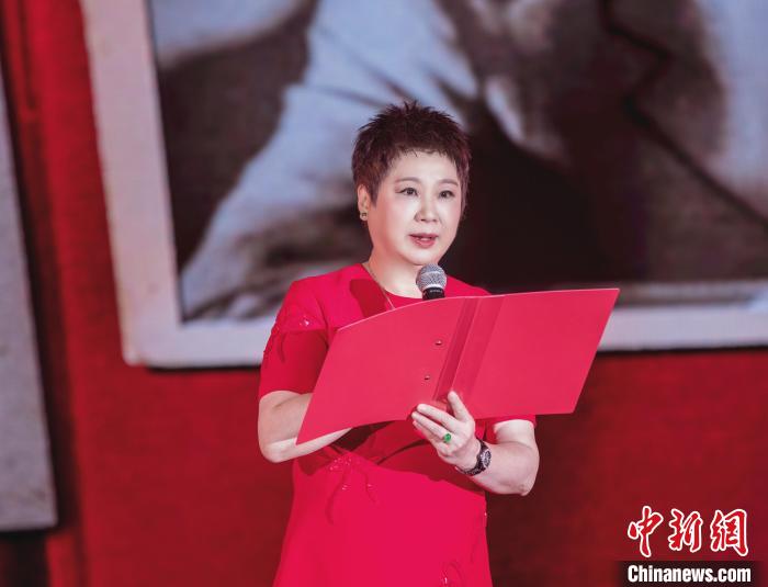 7月16日，榮智豐在2023年上海統(tǒng)戰(zhàn)文化周開(kāi)幕活動(dòng)中朗誦《與統(tǒng)戰(zhàn)先輩的時(shí)空對(duì)話》?！堦?攝