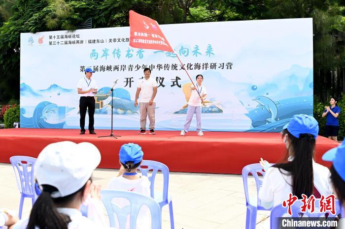 研習營授旗儀式。　張金川 攝