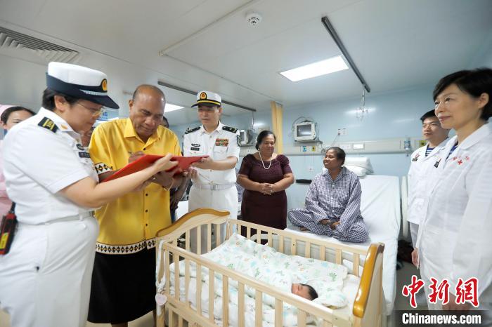 基里巴斯總統(tǒng)馬茂為新生兒取名，并在出生證明上親筆填寫(xiě)寶寶名字。　黎宇 攝