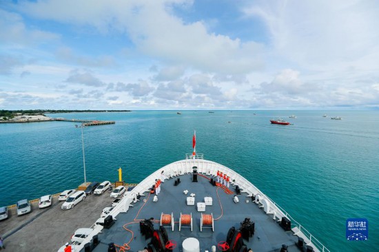7月22日，中國海軍“和平方舟”號醫(yī)院船駛離基里巴斯首都塔拉瓦。當?shù)貢r間22日上午10時，執(zhí)行“和諧使命-2023”任務(wù)的中國海軍“和平方舟”號醫(yī)院船圓滿結(jié)束對基里巴斯的首次訪問，駛離基里巴斯首都塔拉瓦，前往本次任務(wù)的第二站湯加努庫阿洛法港。新華社發(fā)（黎宇 攝）