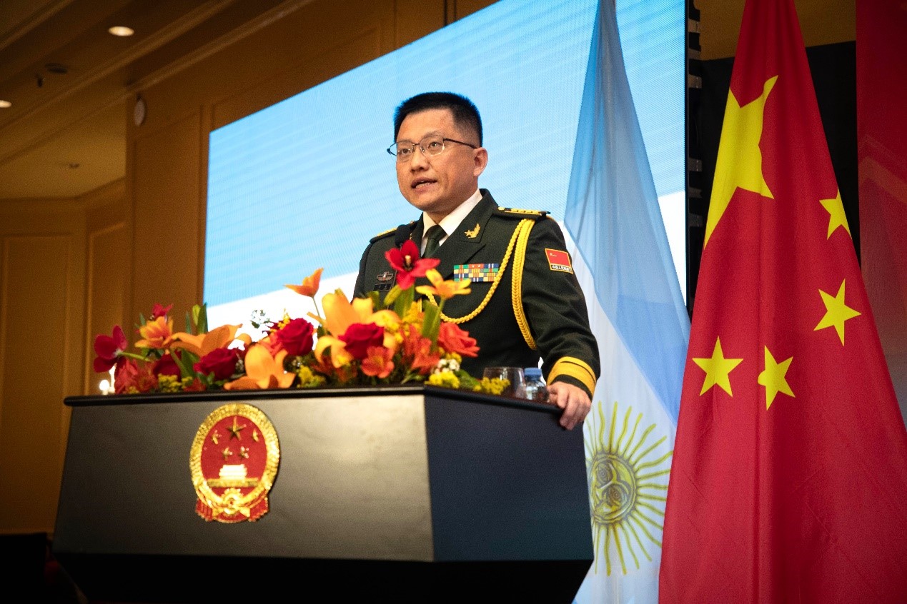 中國駐阿根廷大使館武官劉淼大校致辭。中國駐阿根廷大使館供圖