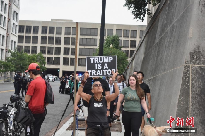 圖為聯(lián)邦法院附近的特朗普反對者。<a target='_blank' href='/'><p  align=
