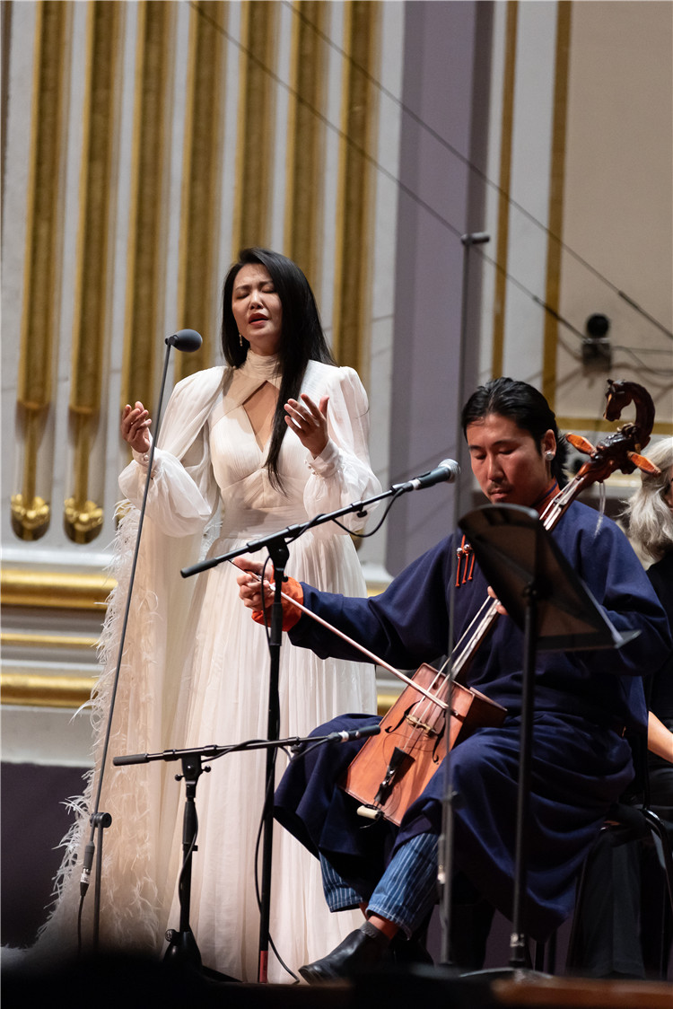 圖片說明： 8月5日，2023愛丁堡國際藝術(shù)節(jié)開幕式音樂會(huì)《慈悲頌》的演出現(xiàn)場。藝術(shù)節(jié)組委會(huì)供圖