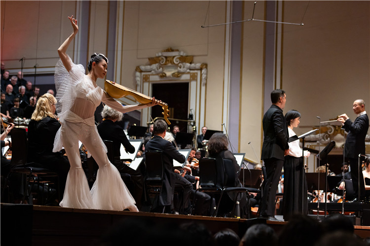 圖8月5日，2023愛丁堡國際藝術(shù)節(jié)開幕式音樂會(huì)《慈悲頌》的演出現(xiàn)場。藝術(shù)節(jié)組委會(huì)供圖