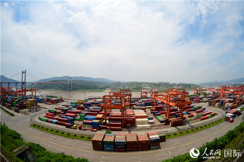 重慶果園港是我國內(nèi)河最大的鐵公水多式聯(lián)運(yùn)樞紐港，也是西部陸海新通道的重要支點(diǎn)。圖為果園港全貌。人民網(wǎng)記者 苑基榮攝