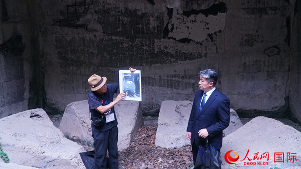 毒氣島歷史研究所事務局長山內正之在毒氣儲存遺址為大家介紹日軍發(fā)動毒氣戰(zhàn)的罪證。人民網(wǎng) 蔣曉辰攝