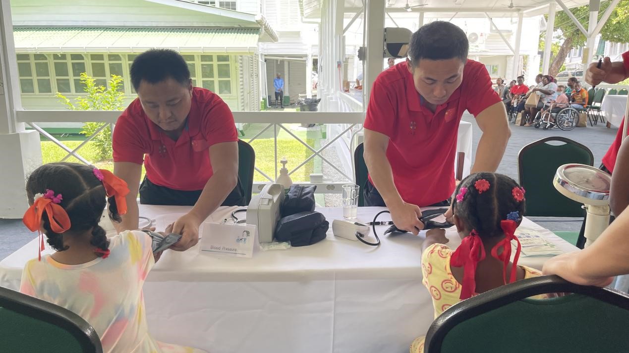 醫(yī)療隊員為福利院兒童進(jìn)行檢查。第18期援圭亞那醫(yī)療隊供圖