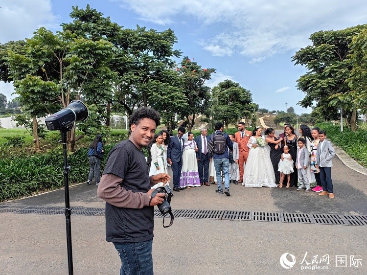 一對(duì)新人和親友在亞的斯亞貝巴友誼廣場(chǎng)合影。人民網(wǎng)記者 陳星星攝