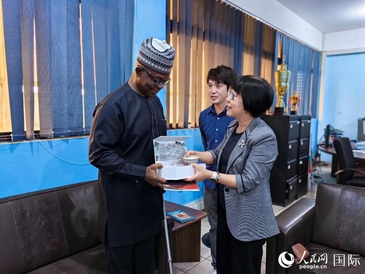人民網(wǎng)監(jiān)事會(huì)主席唐維紅（右一）帶隊(duì)訪(fǎng)問(wèn)尼日利亞通訊社，與該社總裁布克·龐勒（左一）交流。人民網(wǎng)記者 陳星星攝
