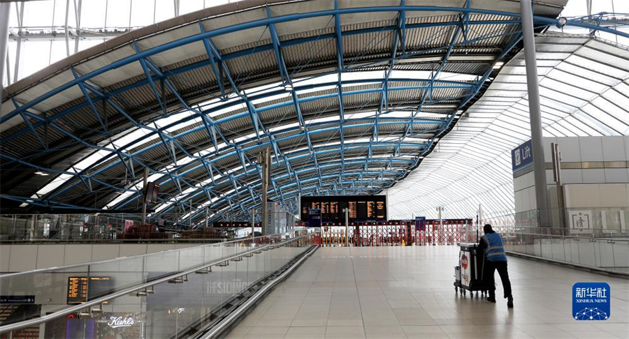 9月1日，一名工作人員在英國倫敦滑鐵盧火車站內(nèi)行走。因在收入、工作條件等方面與鐵路運(yùn)營企業(yè)存在分歧，英國鐵路員工在9月1日、2日舉行罷工。由于鐵路服務(wù)大幅減少，人們出行面臨不便。新華社記者 李穎 攝