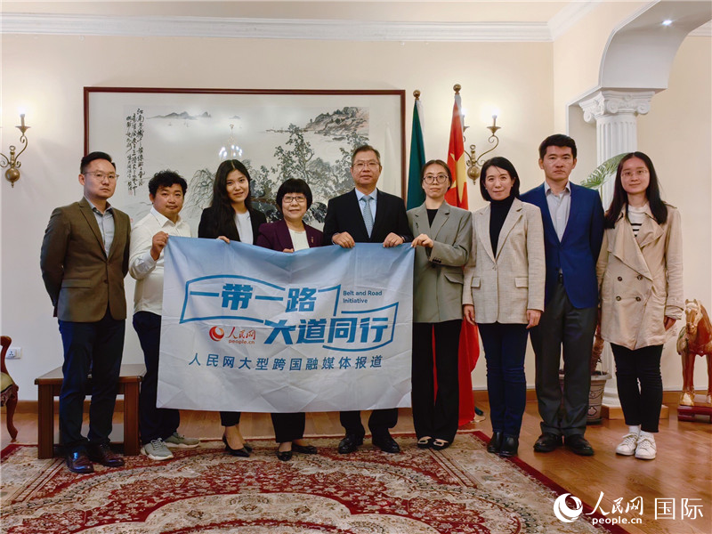 胡長(zhǎng)春大使、駐非盟使團(tuán)工作人員與人民網(wǎng)記者合影。