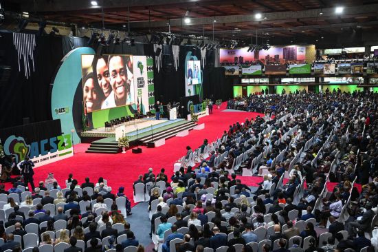 9月4日，在肯尼亞內(nèi)羅畢，與會代表參加首屆非洲氣候峰會開幕式。新華社記者 韓旭 攝