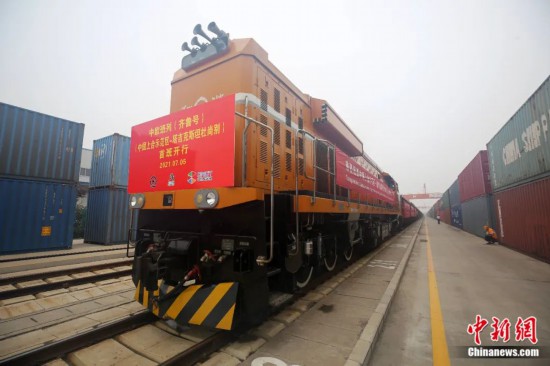2021年7月5日，中國—上海合作組織地方經(jīng)貿(mào)合作示范區(qū)（簡稱“上合示范區(qū)”）前往塔吉克斯坦首都杜尚別的首班中歐班列（齊魯號）“上合快線”發(fā)出，從上合示范區(qū)青島多式聯(lián)運中心啟程，為中國及日本、韓國等周邊國家和地區(qū)與塔吉克斯坦經(jīng)貿(mào)往來提供了全新的物流解決方案。胡耀杰 攝