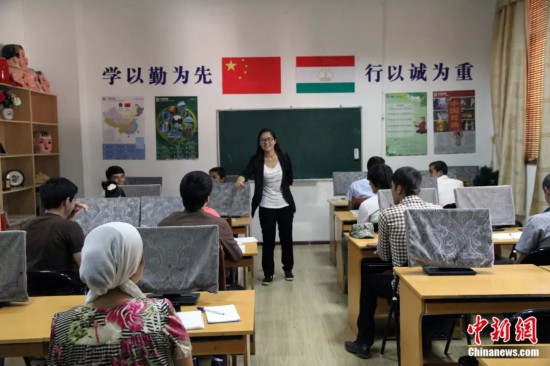 2014年，塔吉克斯坦國立民族大學(xué)的孔子學(xué)院內(nèi)，教師正在為塔吉克斯坦學(xué)生授課。田冰 攝