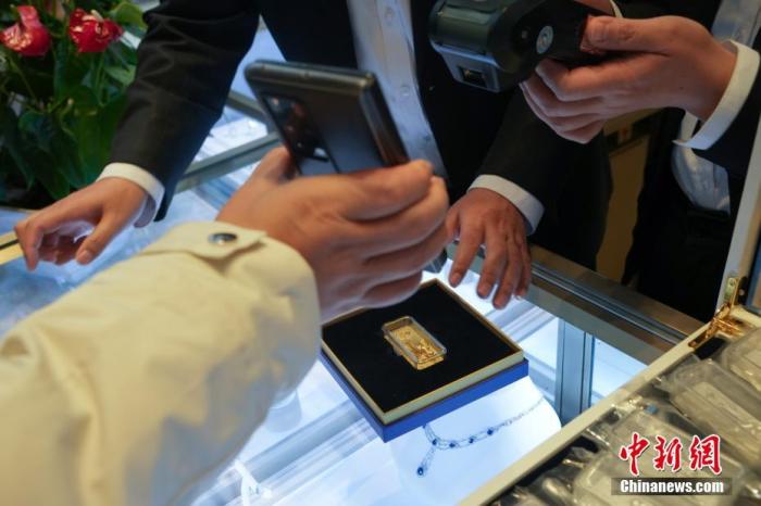 資料圖：顧客在現(xiàn)場(chǎng)掃碼購(gòu)買冰雪競(jìng)技金條。 <a target='_blank' href='/'><p  align=