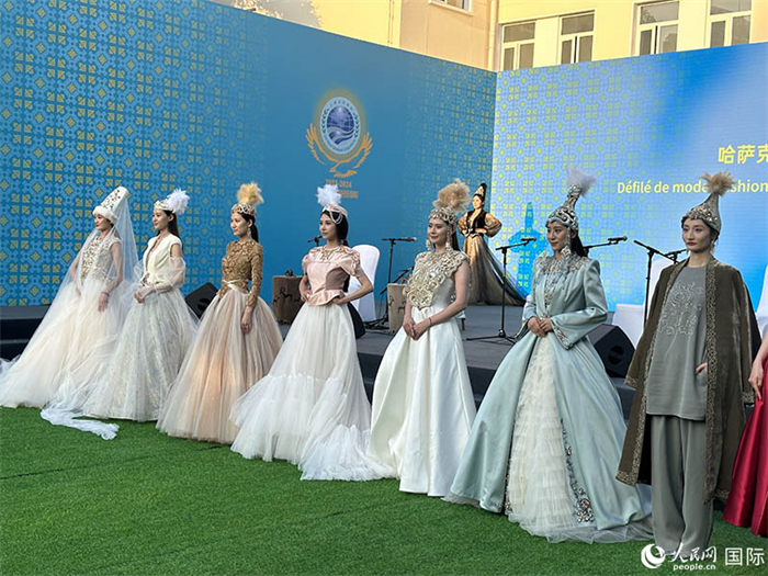 哈薩克斯坦獨立設計師品牌“Ai-zer”帶來了民族服裝時裝秀。人民網(wǎng) 阿爾達克攝