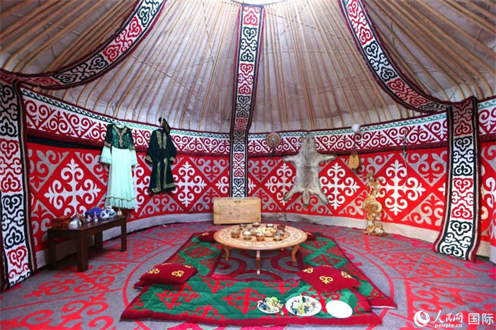 活動現(xiàn)場展示了哈薩克斯坦的氈房。人民網(wǎng)記者 楊倩攝