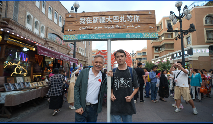潘維廉和維吾爾族青年伊木蘭“打卡”大巴扎。主辦方供圖