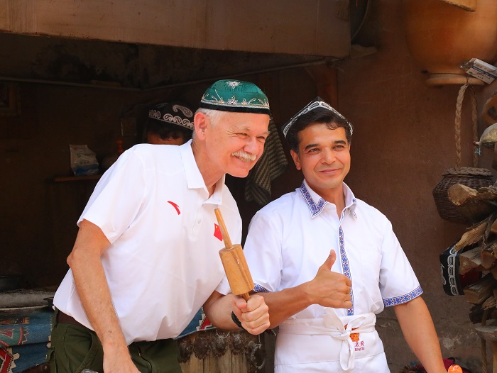 潘維廉和維吾爾族創(chuàng)業(yè)青年合影。主辦方供圖