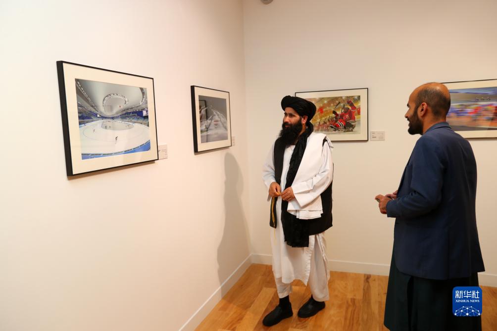 9月18日，人們?cè)诳ㄋ柖喙⒂^“你好，北京”攝影展。新華社記者隋先凱攝