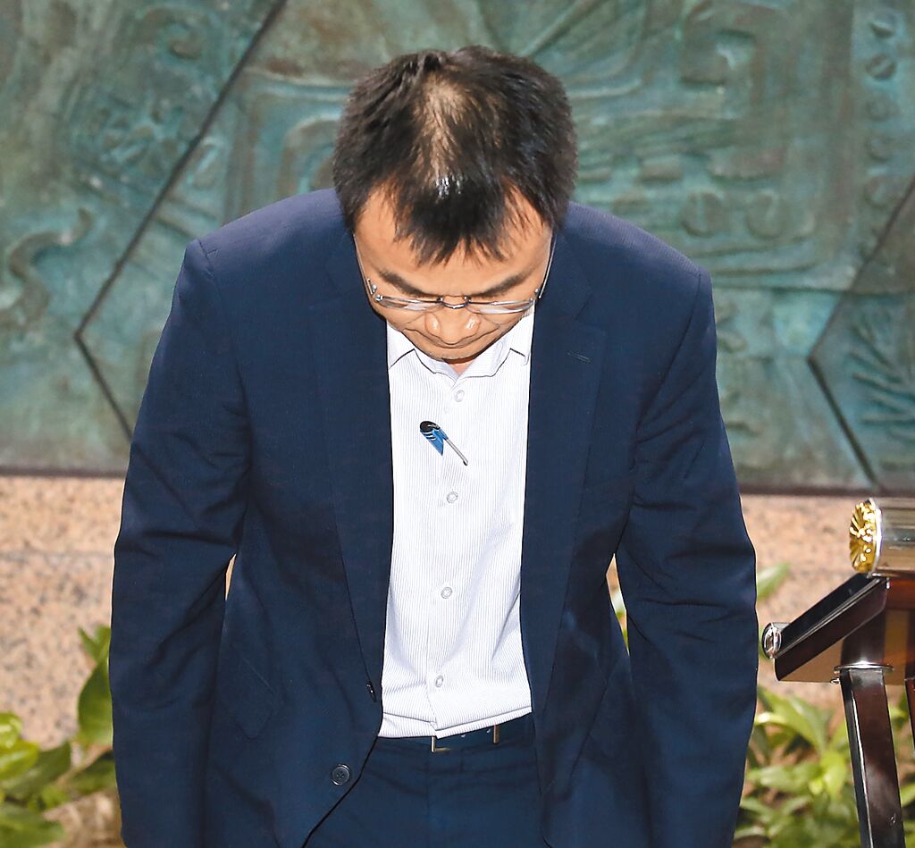 臺農(nóng)業(yè)部門負責(zé)人陳吉仲19日傍晚舉行記者會說明項目進口雞蛋議題，當(dāng)日晚間8點在臉書上宣布辭職。 圖片來源：臺灣“中時新聞網(wǎng)”