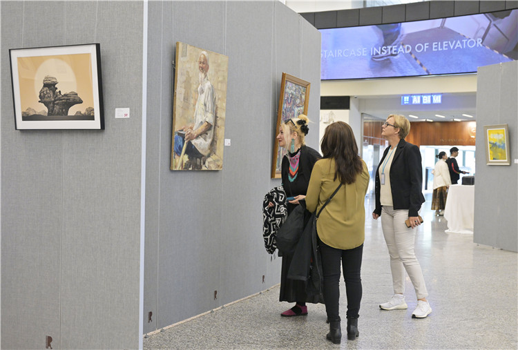 各國外交官在在欣賞中國藝術(shù)家作品。中國常駐維也納代表團供圖