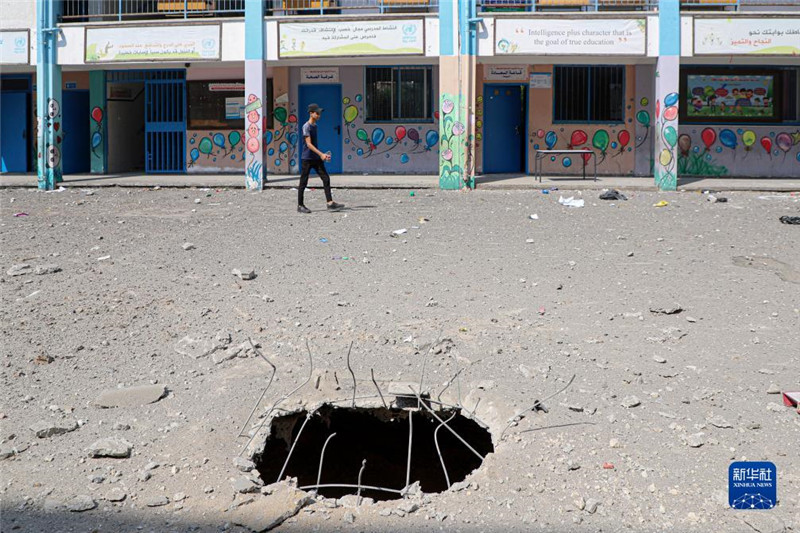 這是10月8日在加沙城一所學校拍攝的以色列空襲對地面造成的破壞。新華社發(fā)（里澤克·阿卜杜勒賈瓦德攝）