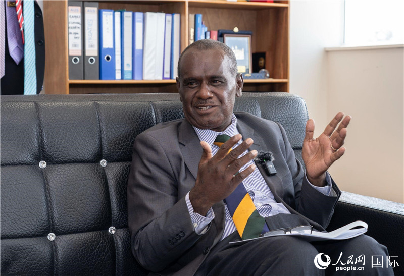 2023年9月13日，所羅門群島外交部長杰里邁亞·馬內萊在首都霍尼亞拉接受人民網記者專訪。人民網 賀吉攝