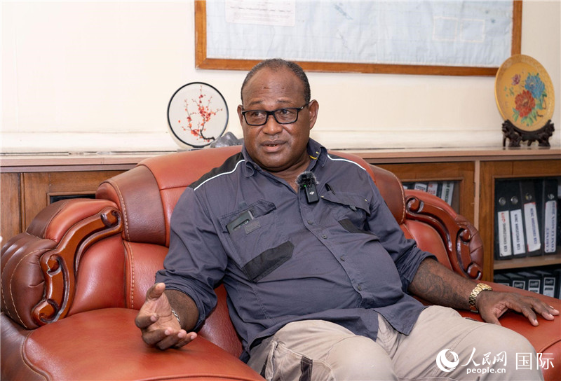 2023年9月13日，所羅門群島副總理兼基礎設施和發(fā)展部長梅納西·梅蘭加在首都霍尼亞拉接受人民網記者專訪。人民網 賀吉攝