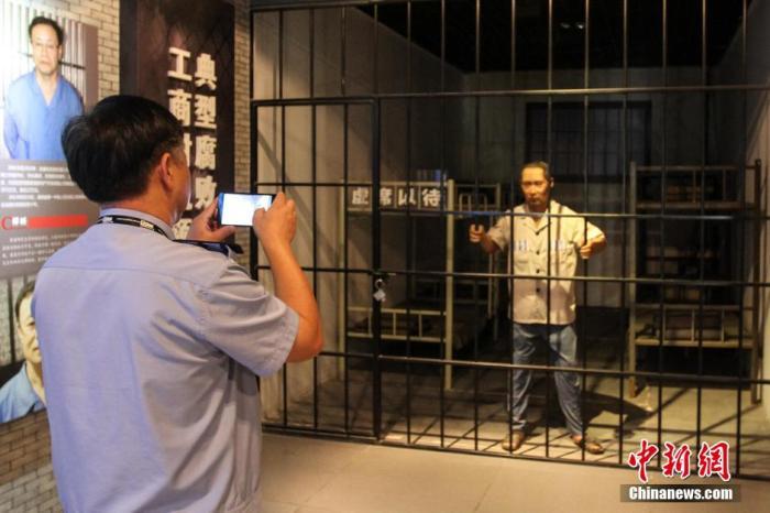 資料圖：2015年10月，海南省公安廳組織黨員干部前往反腐倡廉警示教育基地參觀受教。洪堅鵬 攝