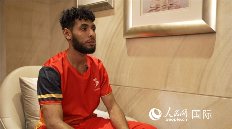 巴布亞新幾內亞乒乓球國家隊隊員杰弗瑞·羅伊接受采訪。 人民網(wǎng) 彭昱凱攝