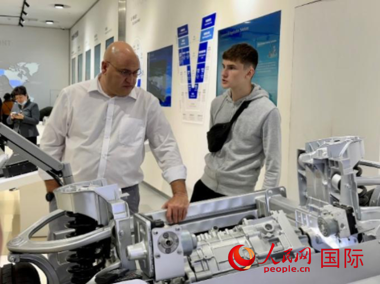 馬耳他瑪格麗特中學(xué)“中國角”的學(xué)生父親誒特伯特·斯肯布里參觀福建省寧德市寧德時代新能源科技股份有限公司。 人民網(wǎng)記者 周雨攝