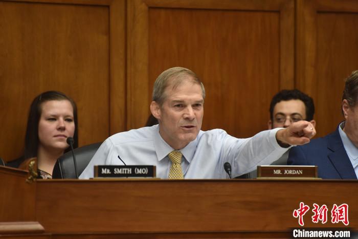 當(dāng)?shù)貢r(shí)間10月13日，美國(guó)國(guó)會(huì)眾議院共和黨人就議長(zhǎng)候選人再次進(jìn)行黨內(nèi)投票，眾議院司法委員會(huì)主席吉姆·喬丹獲得黨內(nèi)提名。圖為喬丹今年9月在眾議院監(jiān)督和問(wèn)責(zé)委員會(huì)聽(tīng)證會(huì)上發(fā)言。 <a target='_blank' href='/'><p  align=