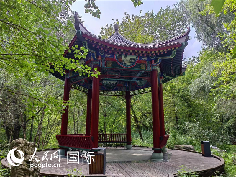 莫斯科中國貿(mào)易中心的中式園林“華銘園”一角。人民網(wǎng)記者 申亞欣攝