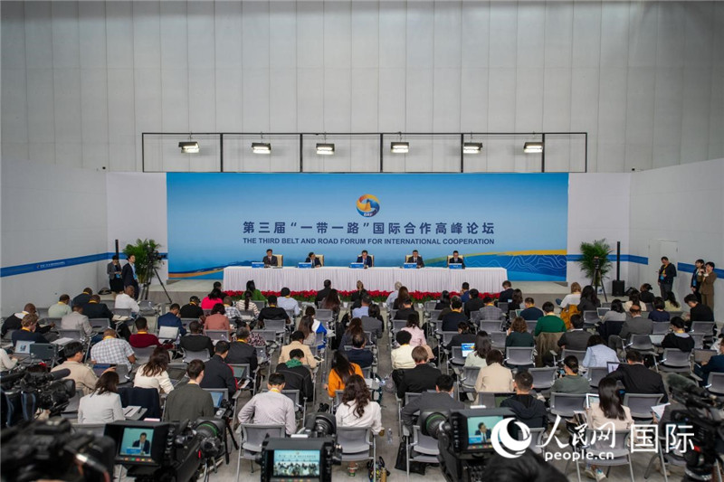 10月16日，第三屆“一帶一路”國際合作高峰論壇新聞中心在北京國家會(huì)議中心舉行首場吹風(fēng)會(huì)，邀請自然資源部國際合作司和相關(guān)單位負(fù)責(zé)人介紹有關(guān)情況，并回答記者提問。人民網(wǎng)記者 翁奇羽攝