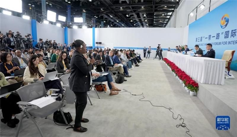 10月16日，第三屆“一帶一路”國際合作高峰論壇新聞中心在北京國家會(huì)議中心舉行首場吹風(fēng)會(huì)，邀請自然資源部國際合作司和相關(guān)單位負(fù)責(zé)人介紹有關(guān)情況，并回答記者提問。新華社記者 王毓國攝