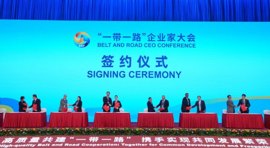 　　這是10月17日拍攝的簽約儀式現(xiàn)場。當日，“一帶一路”企業(yè)家大會在北京召開。（新華社記者王毓國攝）