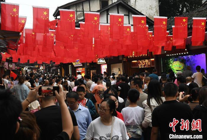 圖為重慶千年古鎮(zhèn)磁器口游人如織。<a target='_blank' href='/' ><p  align=