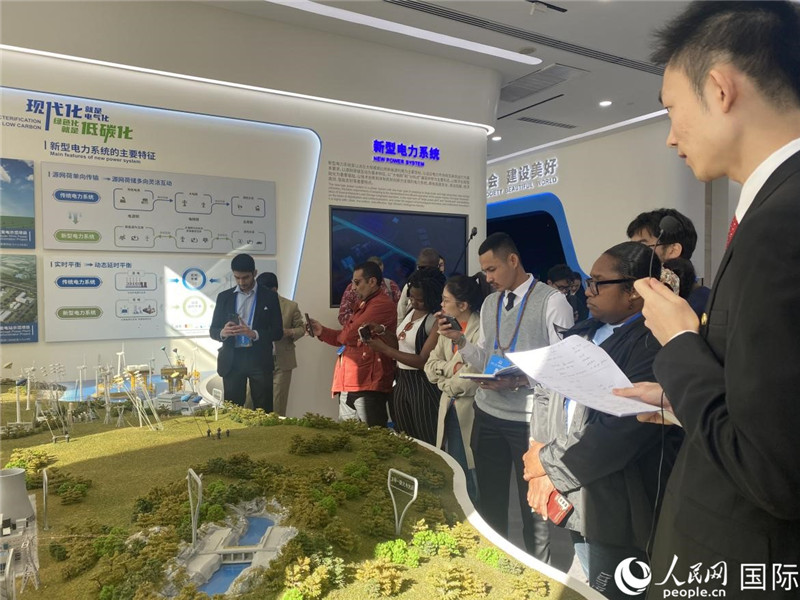 2023“一帶一路”媒體合作論壇聯(lián)合采訪團(tuán)參訪中國(guó)能建。人民網(wǎng)記者 于洋攝