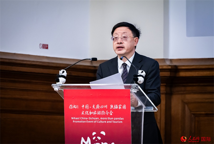 四川省文化和旅游廳廳長戴允康作文化旅游推介。人民網(wǎng) 郭錦標攝