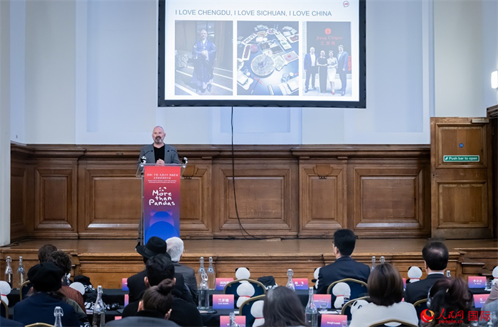 英國群英創(chuàng)意全球首席執(zhí)行官杰米·撒杰特在現(xiàn)場發(fā)言，分享如何進一步提升四川旅游的國際影響力、吸引更多的英國游客。人民網(wǎng) 郭錦標攝