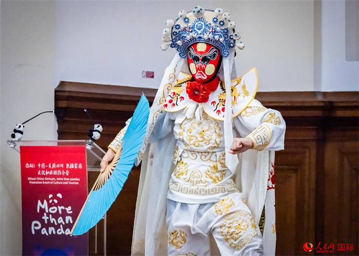 川劇絕活變臉表演。人民網(wǎng) 郭錦標攝