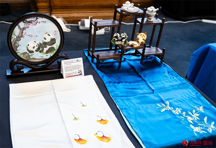 活動現(xiàn)場的現(xiàn)場文創(chuàng)展、互動體驗區(qū)、非遺區(qū)展示。人民網(wǎng) 郭錦標攝