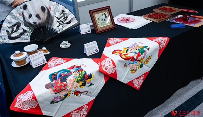 活動現(xiàn)場的現(xiàn)場文創(chuàng)展、互動體驗區(qū)、非遺區(qū)展示。人民網(wǎng) 郭錦標攝