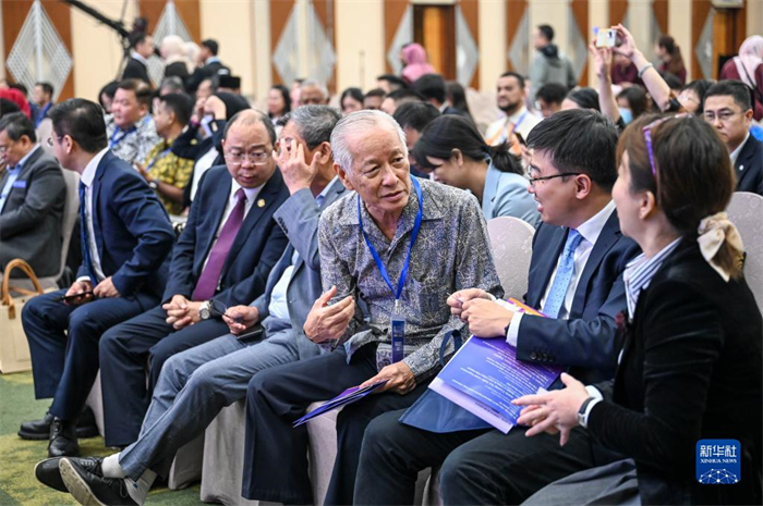 10月21日，在馬來西亞行政首都普特拉賈亞，嘉賓在第五屆中國—東盟視聽周開幕活動上交談。新華社記者 程一恒 攝