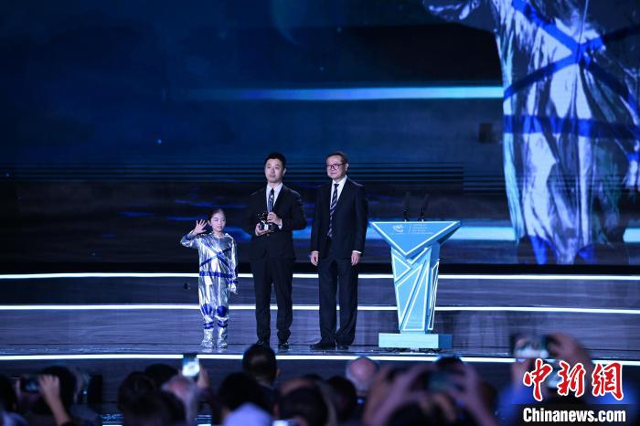 10月21日，2023雨果獎在成都揭曉。中國科幻作家海漄憑小說《時空畫師》獲2023雨果獎“最佳短中篇小說”?！D片由第81屆世界科幻大會組委會提供