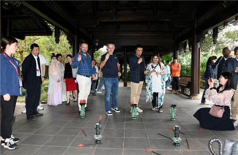 在安樂泉，中外記者體驗投壺 趙橙涔攝