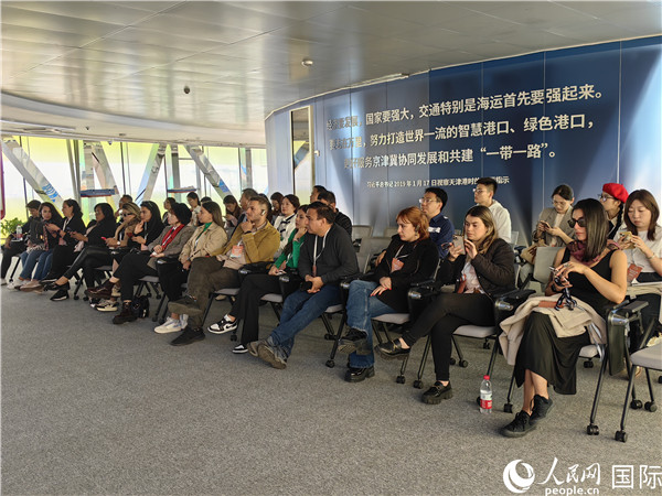 外媒記者探訪天津港北疆港區(qū)C段智能化集裝箱碼頭。人民網(wǎng)記者 符園園攝